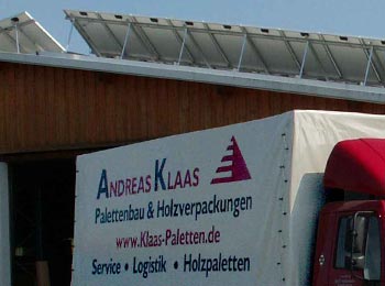 Grosse Lagerhalle für Palettenbau und Lager, mit Solaranlage und LKW